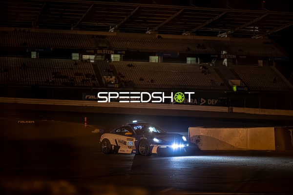 Rennfahrzeug bei Nacht am Nürburgring
