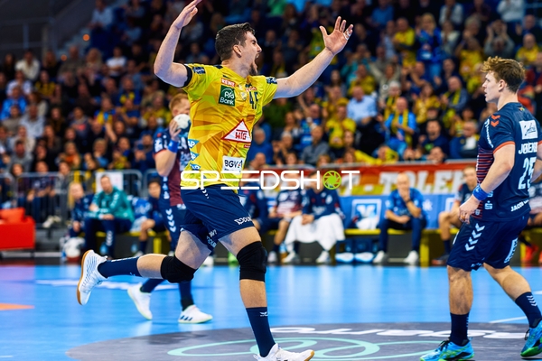 Ein Spieler der Rhein Neckar Löwen jubelt nach einem Tor.