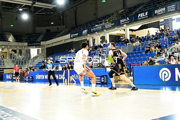 Philipp Herkenhoff (14; Rasta Vechta) verteidigt gegen 1; JL Bourg Basket