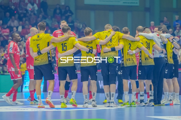 Sadou Ntanzi (91; MT Melsungen) und Team von TVB 1898 Stuttgart in Szene