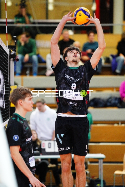 Matti Burmann (8; TSV Haching München) und Oliver Wachtel (1; TSV Haching München) in Aktion