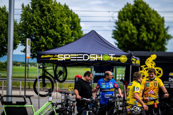 Spieler feiern gemeinsam den Sieg