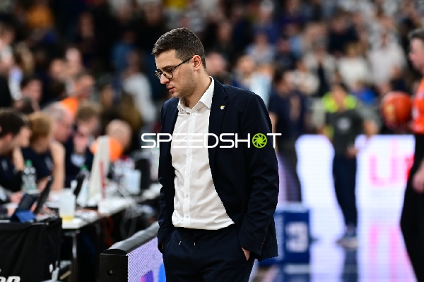 Lazar Spasic (997; EWE Baskets Oldenburg) am Spielfeldrand