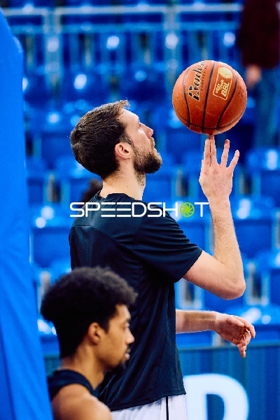 Spieler jongliert den Basketball