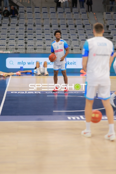 Spielaktion mit Nahiem Alleyne (4; Frankfurt Skyliners)