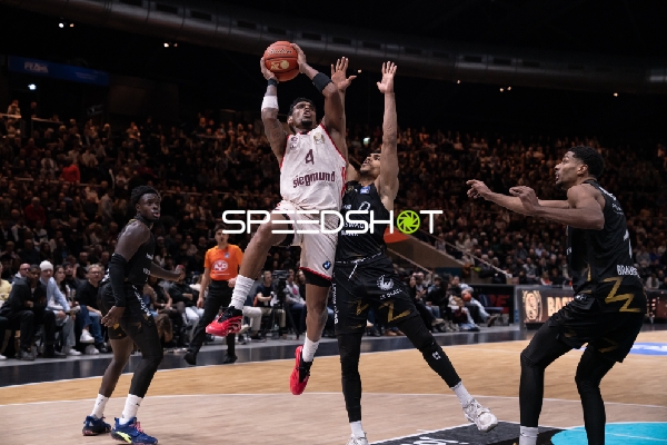 Spielaktion mit Xavier Rathan-Mayes (4; FC Bayern Basketball) und David NGuessan (1; Basketball Löwen Braunschweig)