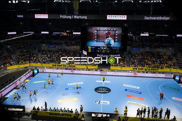 Teams positionieren sich zum Anwurf