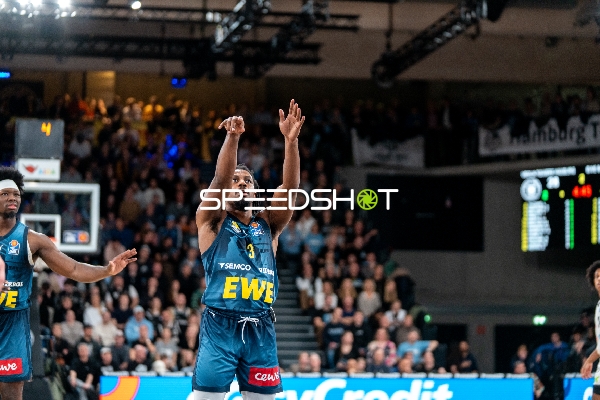 Christopher Clemons (3; EWE Baskets Oldenburg) mit Wurf