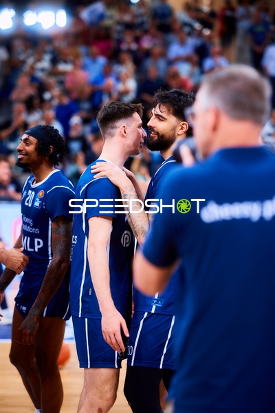 Michael Weathers (20, MLP Academics Heidelberg) begrüßt Bakary Dibba (10, MLP Academics Heidelberg)