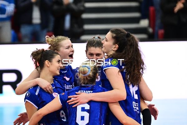 Jubel von Lucia Varela Gomez (12; Allianz MTV Stuttgart) und Teamkollegen