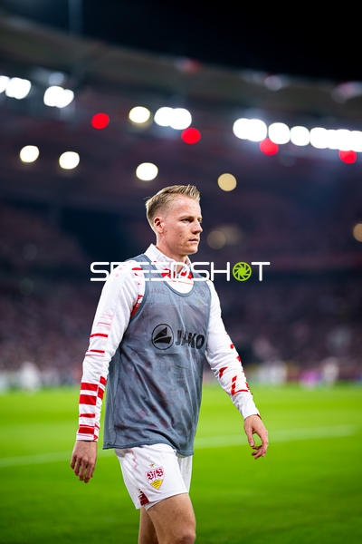 Chris Führich (10; VfB Stuttgart) beim Aufwärmen