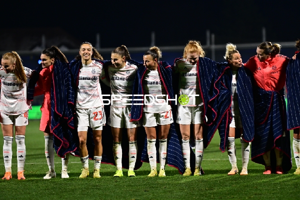 Spielerinnen von FC Bayern München zeigen Teamgeist