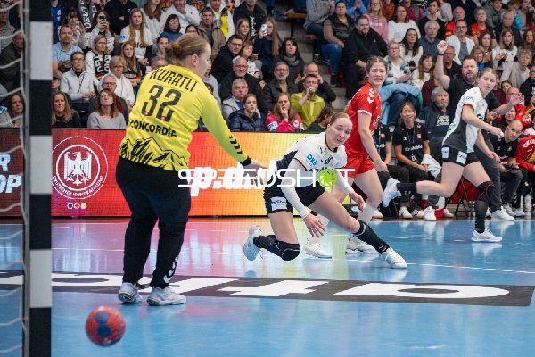 Seraina Kuratli (32; Schweiz) pariert gegen Nieke Kühne (19; Deutschland) und Nina Engel (8; Deutschland)