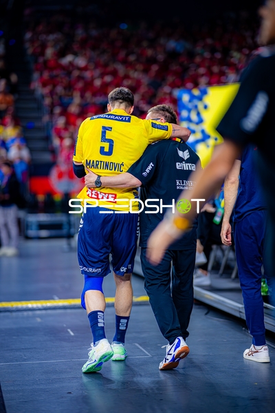 Ivan Martinović (5, Rhein Neckar Löwen) wird gestützt