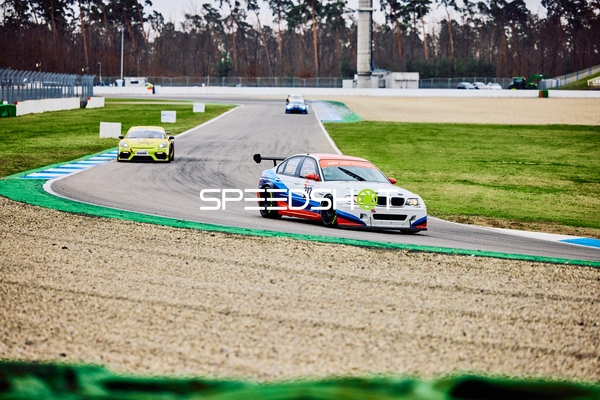 Rennwagen in der Kurve