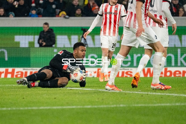 Torwart sichert Ball