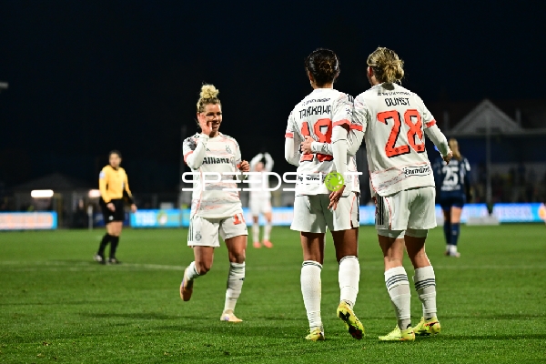 Spielerinnen feiern gemeinsam