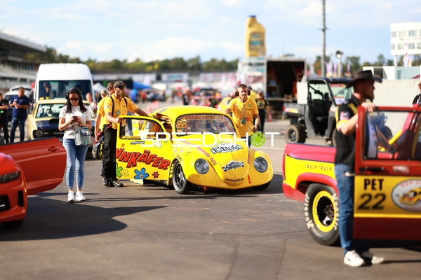 Rennkäfer in der Boxengasse