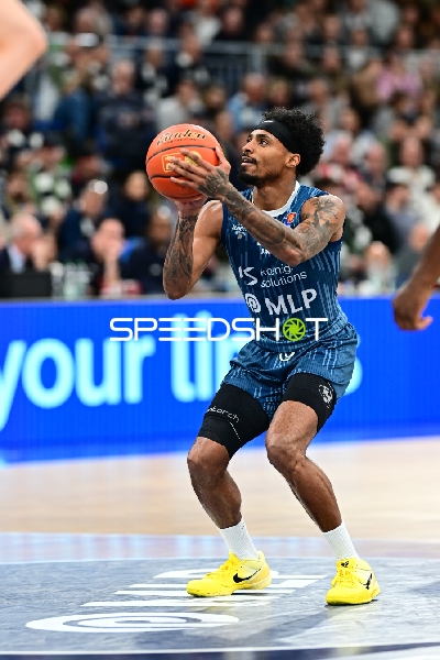 Michael Weathers (20; MLP Academics Heidelberg) mit Ball in Aktion