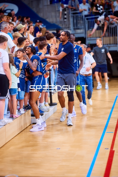 Osun Osunniyi (12, MLP Academics Heidelberg) und Michael Weathers (20, MLP Academics Heidelberg) begrüßen Fans