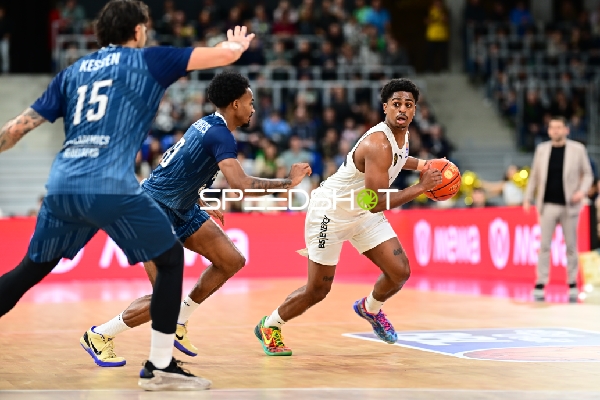 Spielaktion mit Grant Sherfield (25; Basketball Löwen Braunschweig) und Michael Weathers (20; MLP Academics Heidelberg)