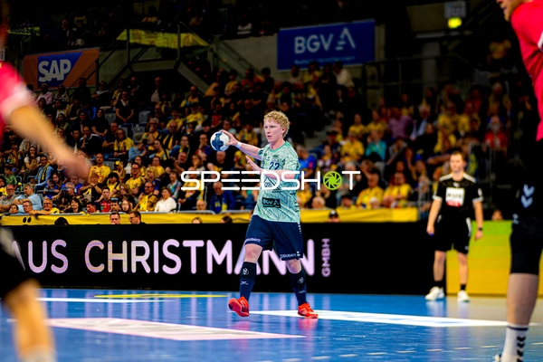 Gustav Davidsson passt den Ball