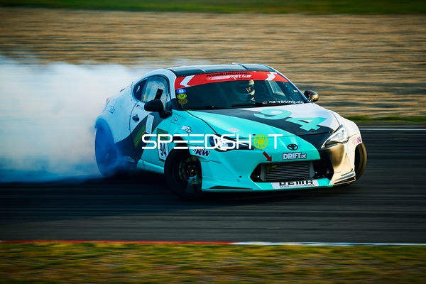 Rennfahrzeug driftet auf der Rennstrecke