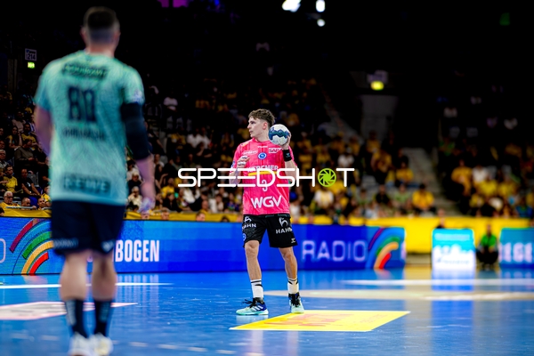 Spieler mit Ball am Dribbeln