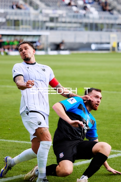 Zweikampf zwischen Yannick Osee (13; SV Sandhausen) und Cas Peters (10; FSV Frankfurt)