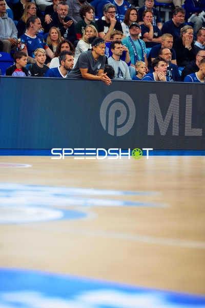 Zuschauer und Trainer an Seitenlinie