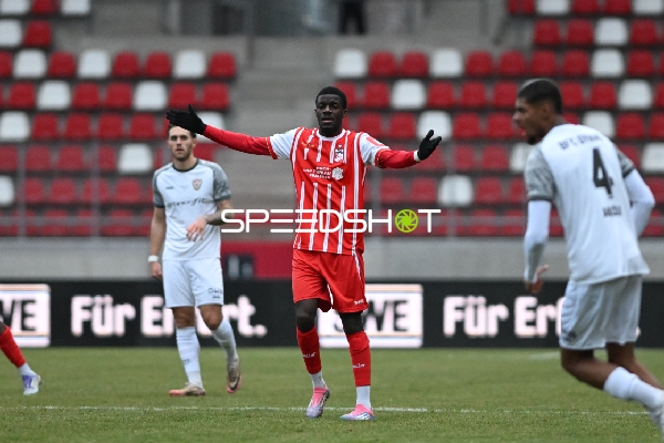 Spieler mit erhobenen Armen