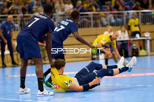 Spieler kämpfen um Ball