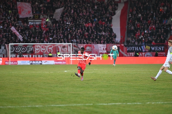 Schuss von Benny Boboy (27; FC Rot Weiß Erfurt)