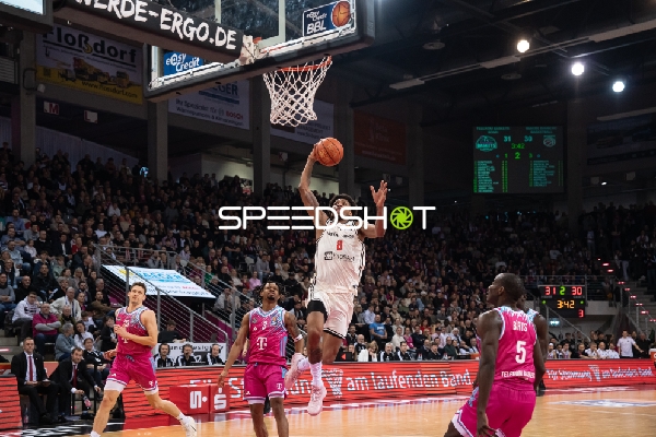 Demonia Demarcus (8; Bamberg Baskets) mit Dunkbewegung