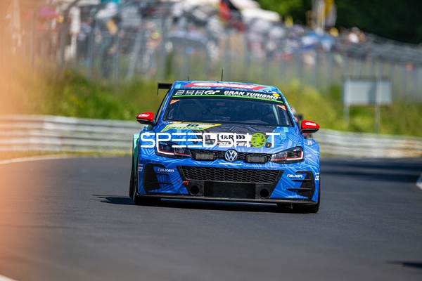 Rennwagen auf Strecke