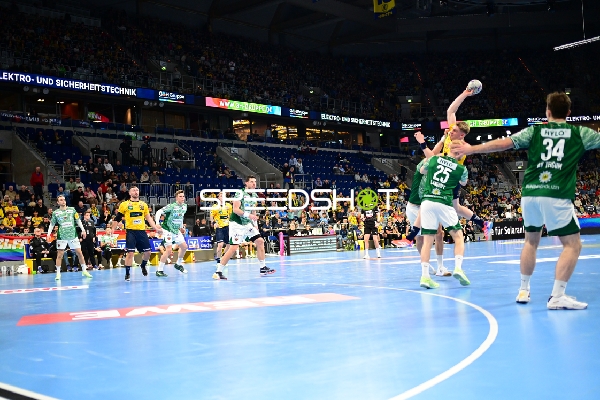 Jannik Kohlbacher (80; Rhein Neckar Löwen) mit Wurfversuch gegen Verteidigung