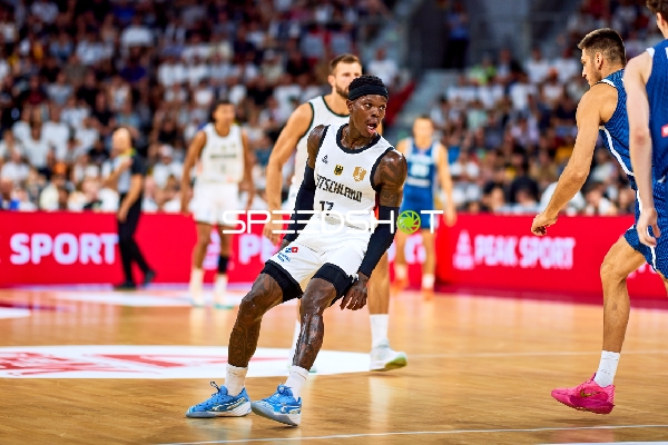 Dennis Schröder (17; Deutschland) dribbelt auf Court