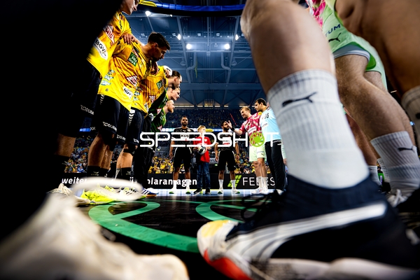 Spieler beider Teams gegenüber