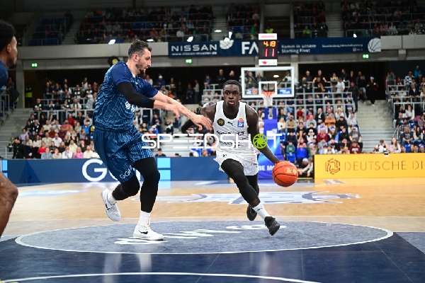 Barra Njie (13; Basketball Löwen Braunschweig) und Paul Zipser (9; MLP Academics Heidelberg) in Aktion