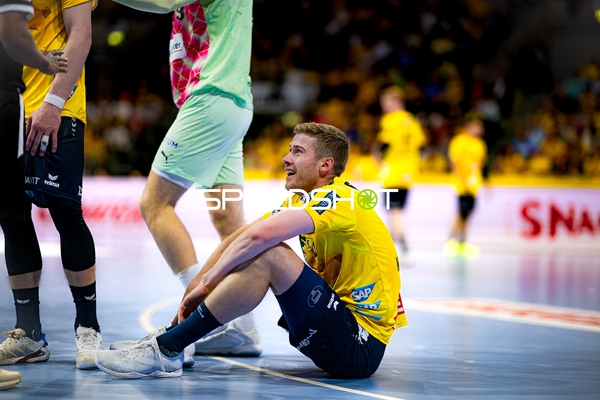 Spieler sitzt auf Spielfeld