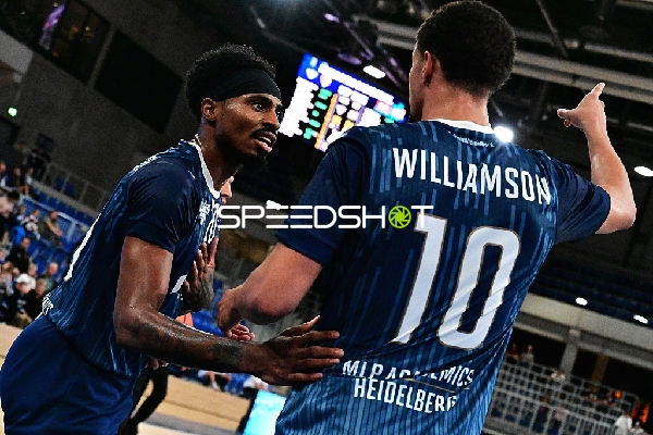 Samuell Williamson (10; MLP) und Michael Weathers (20; MLP) auf dem Court