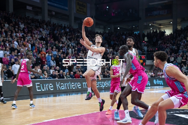 Zachary Ensminger (1; Bamberg Baskets) mit Wurf gegen Zachery Cooks (3; Telekom Baskets Bonn)