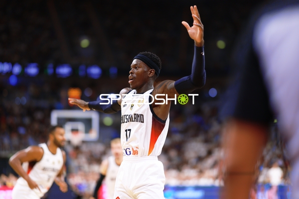 Dennis Schröder (17; Deutschland) verteidigt aktiv