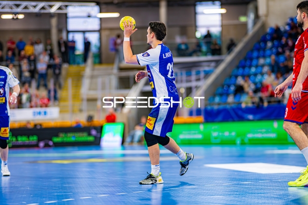 Moritz Ende (21, ThSV Eisenach) wirft, Nikola Vlahovic (3, SG BBM Bietigheim) verteidigt