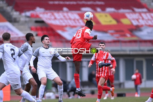 Intensiver Zweikampf um Ball