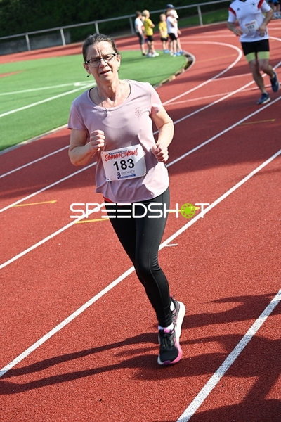 Läuferin mit Startnummer 183 auf der Bahn