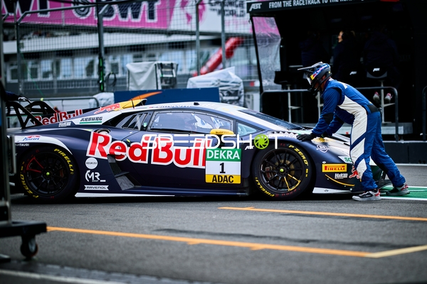 Rennfahrzeug in der Boxengasse