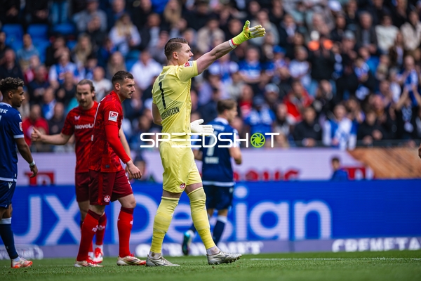 Torwart dirigiert Max Weiß (1, Karlsruher SC)