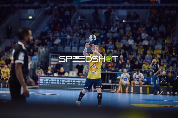 Ein Spieler der Rhein Neckar Löwen steht bereit, den Ball zu passen oder zu werfen.