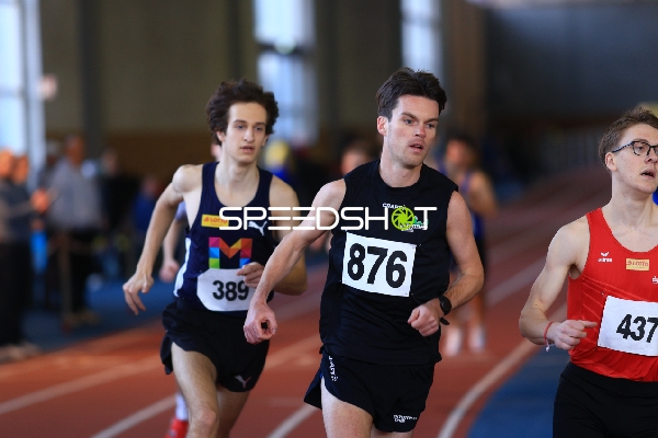 Läufer mit Startnummern 876, 389 und 437